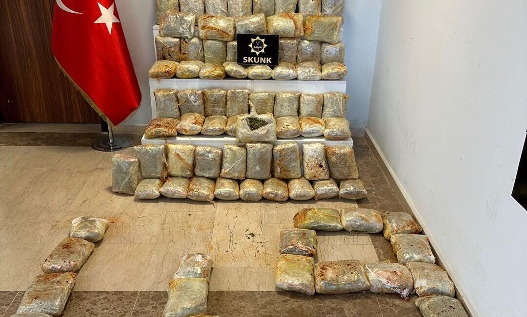 MUŞ (AA) – Muş'ta bir otomobilde yapılan aramada 60 kilogram