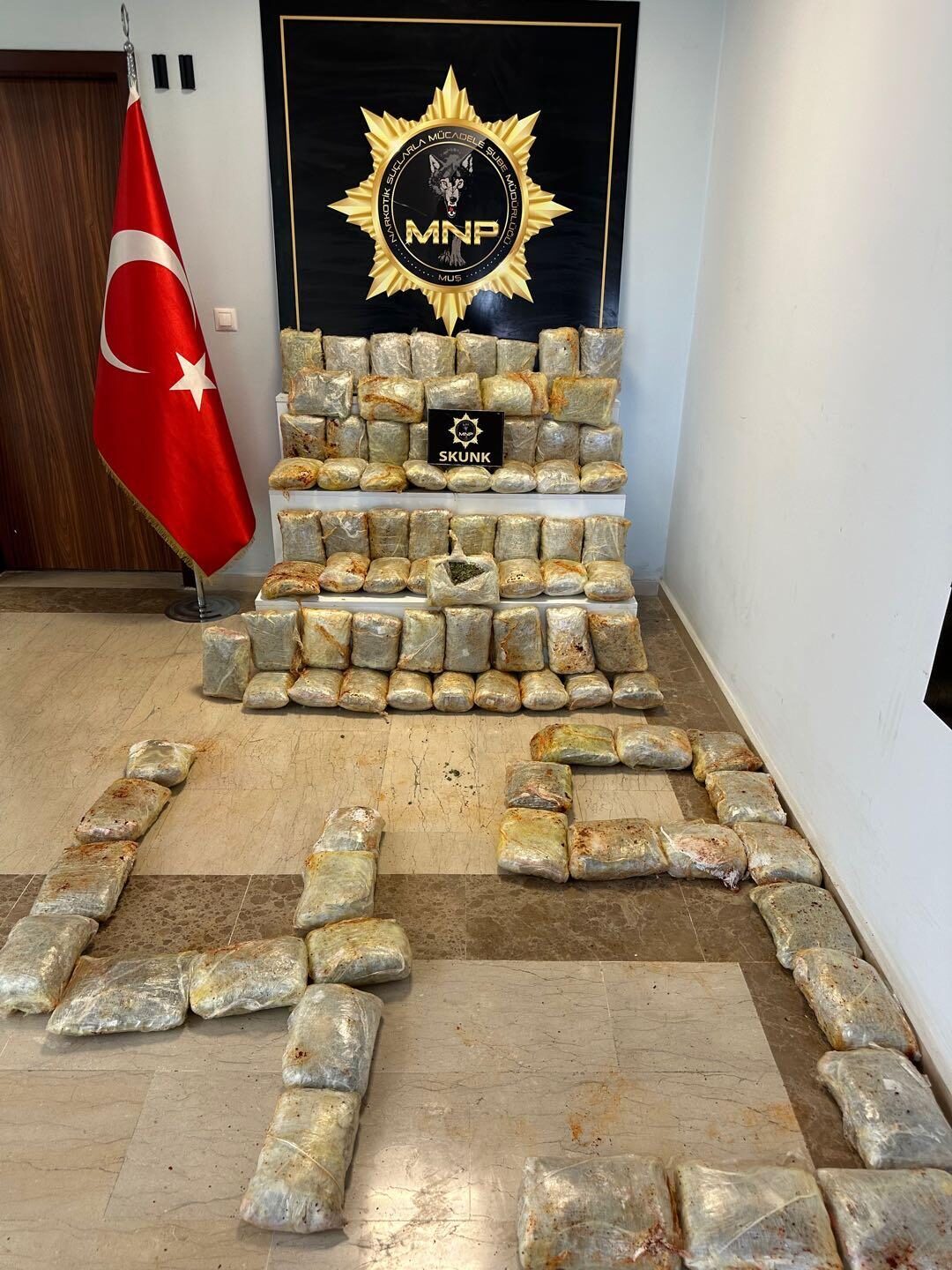 MUŞ (AA) – Muş'ta bir otomobilde yapılan aramada 60 kilogram