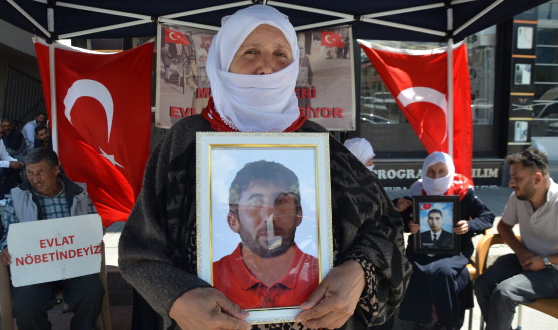 MUŞ (AA) – Muş'ta çocukları terör örgütü PKK tarafından kaçırılan