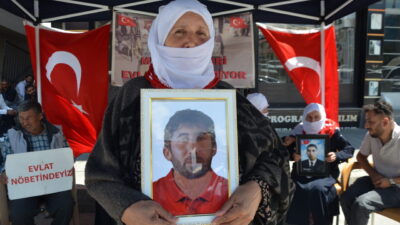 MUŞ (AA) – Muş'ta çocukları terör örgütü PKK tarafından kaçırılan