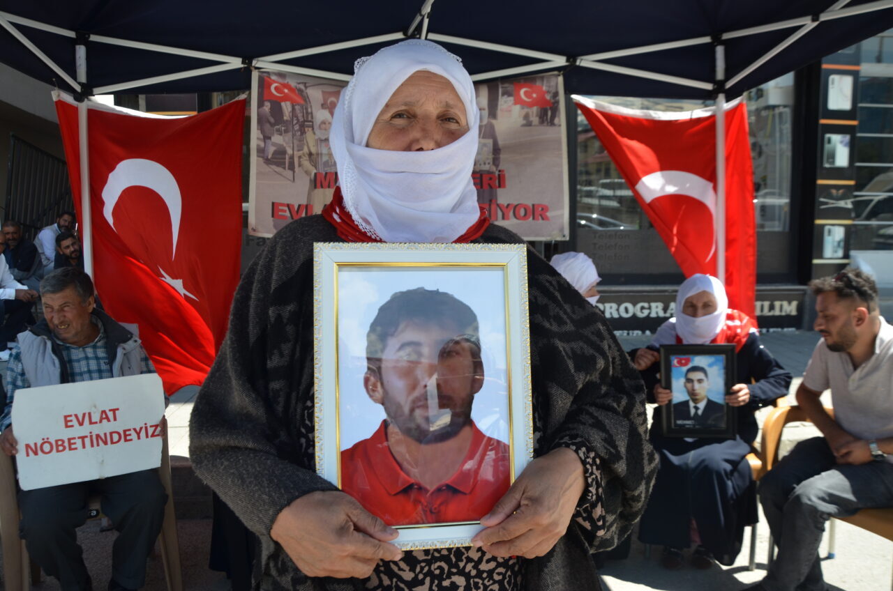 MUŞ (AA) – Muş'ta çocukları terör örgütü PKK tarafından kaçırılan