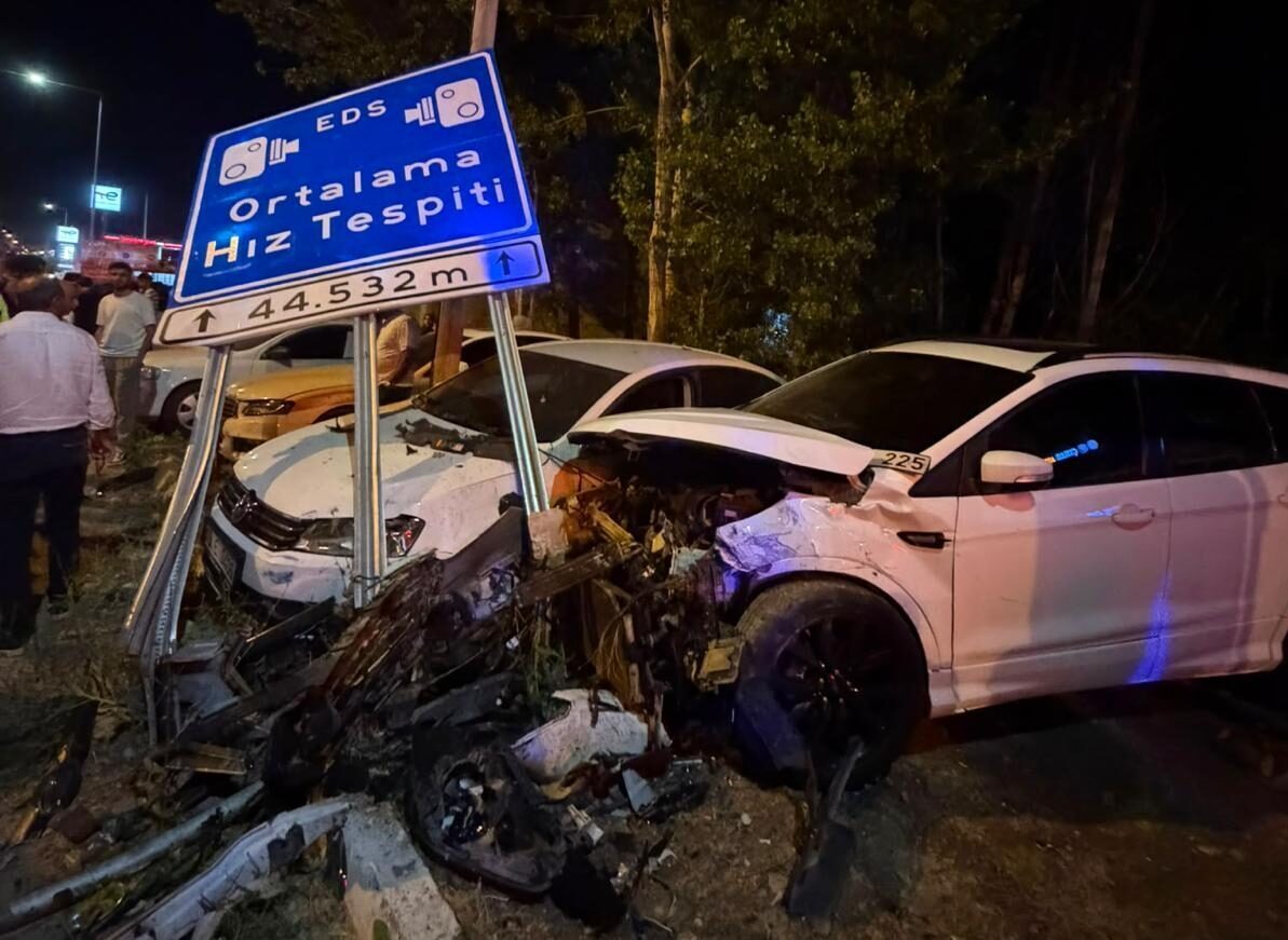 MUŞ (AA) – Muş'ta kontrolden çıkan otomobilin park halindeki 3