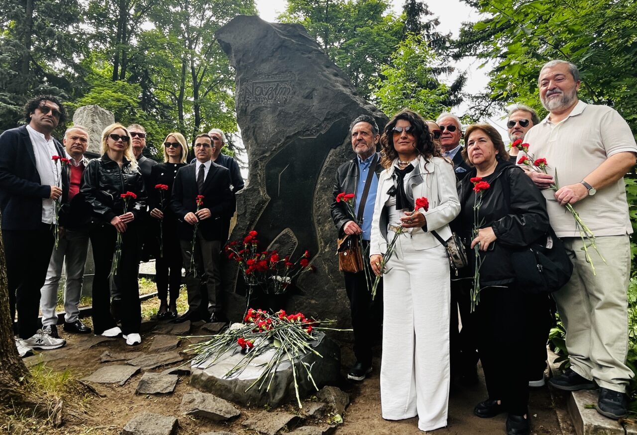 MOSKOVA (AA) – Şair Nazım Hikmet Ran, ölümünün 63. yılında