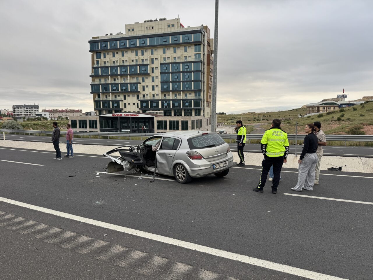 NEVŞEHİR (AA) – Nevşehir'de refüjdeki aydınlatma direğine çarpan otomobildeki çocuk