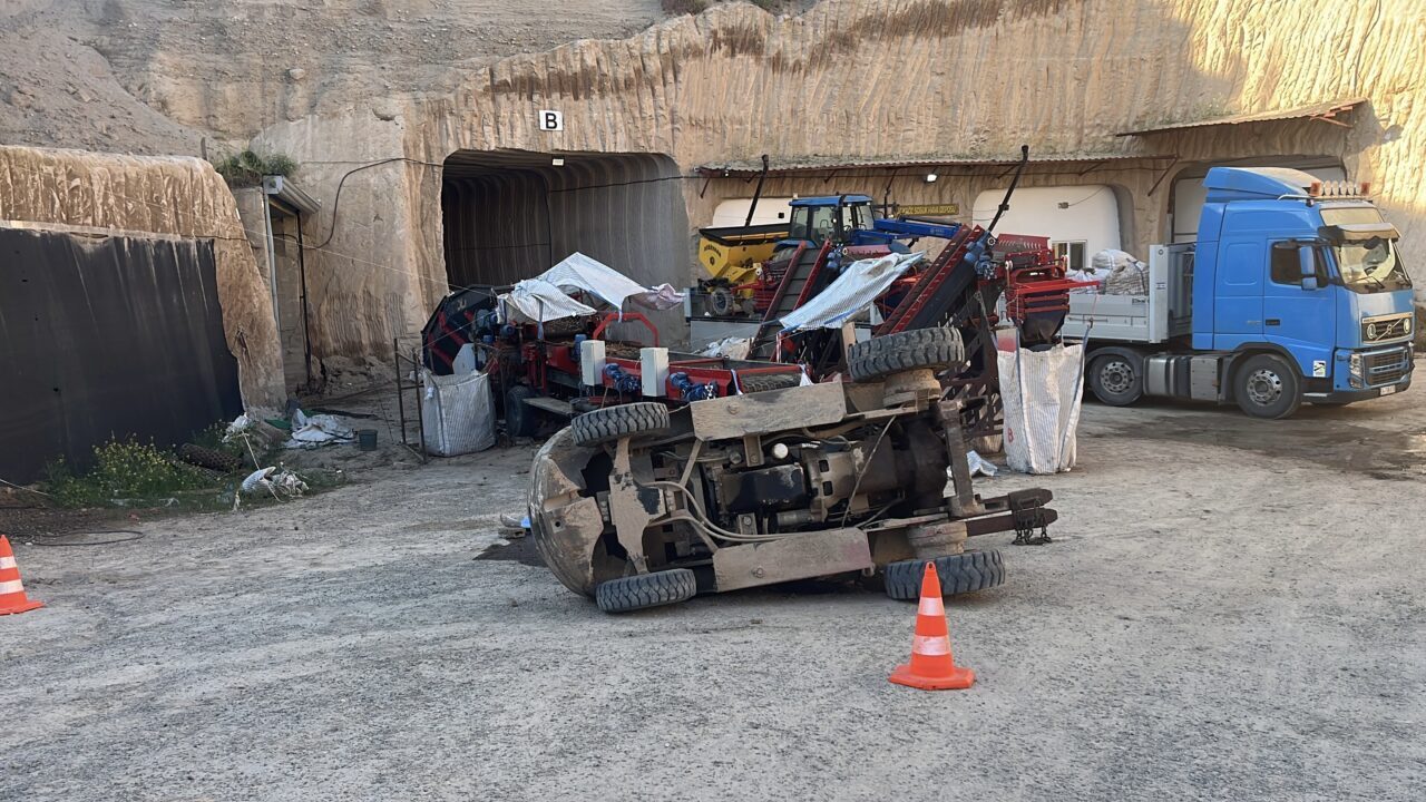 NEVŞEHİR (AA) – Nevşehir'de seyir halindeyken devrilen forkliftin altında kalan