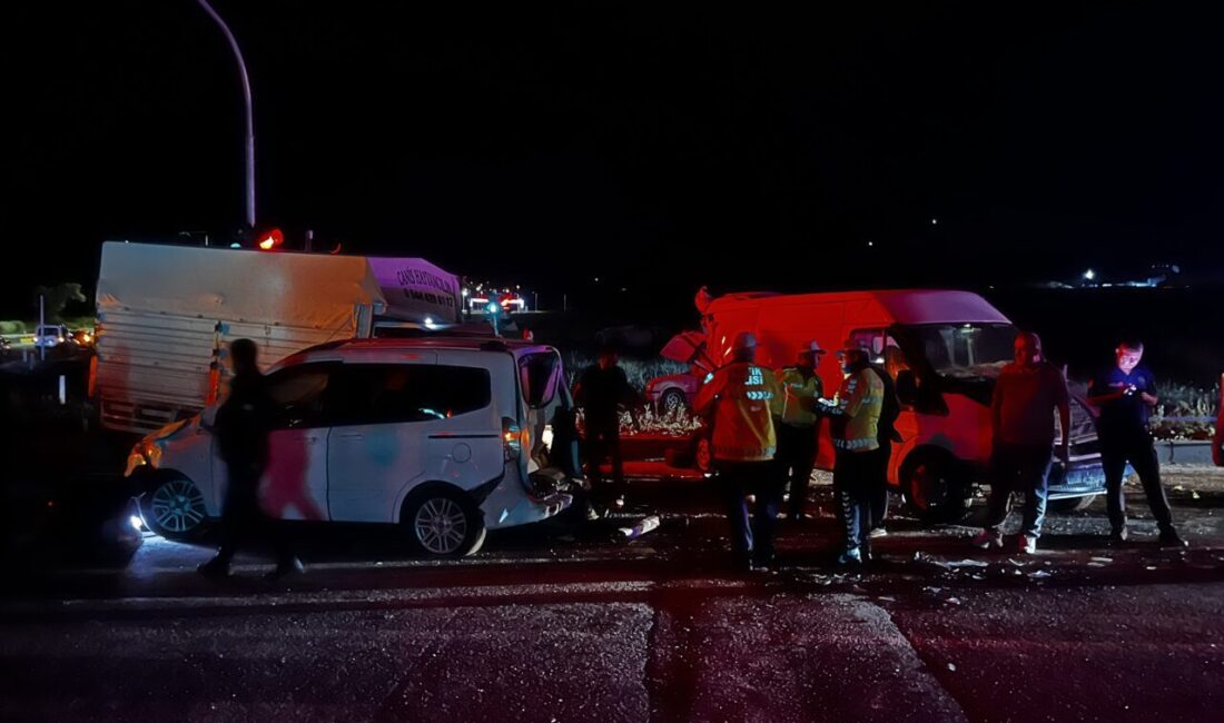 NİĞDE (AA) – Niğde'de 3 aracın çarpışması sonucu 1'i ağır