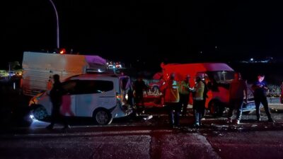 NİĞDE (AA) – Niğde'de 3 aracın çarpışması sonucu 1'i ağır