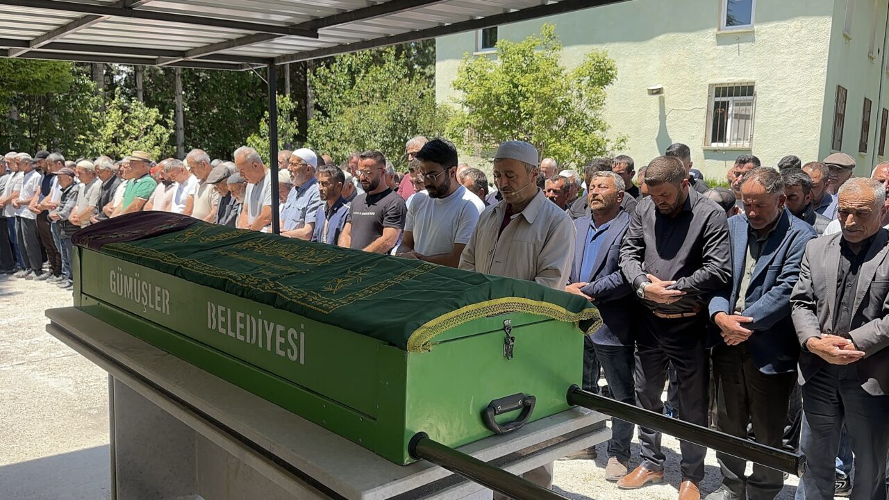 NİĞDE (AA) – Niğde'nin merkeze bağlı Gümüşler beldesinde gölete düşerek