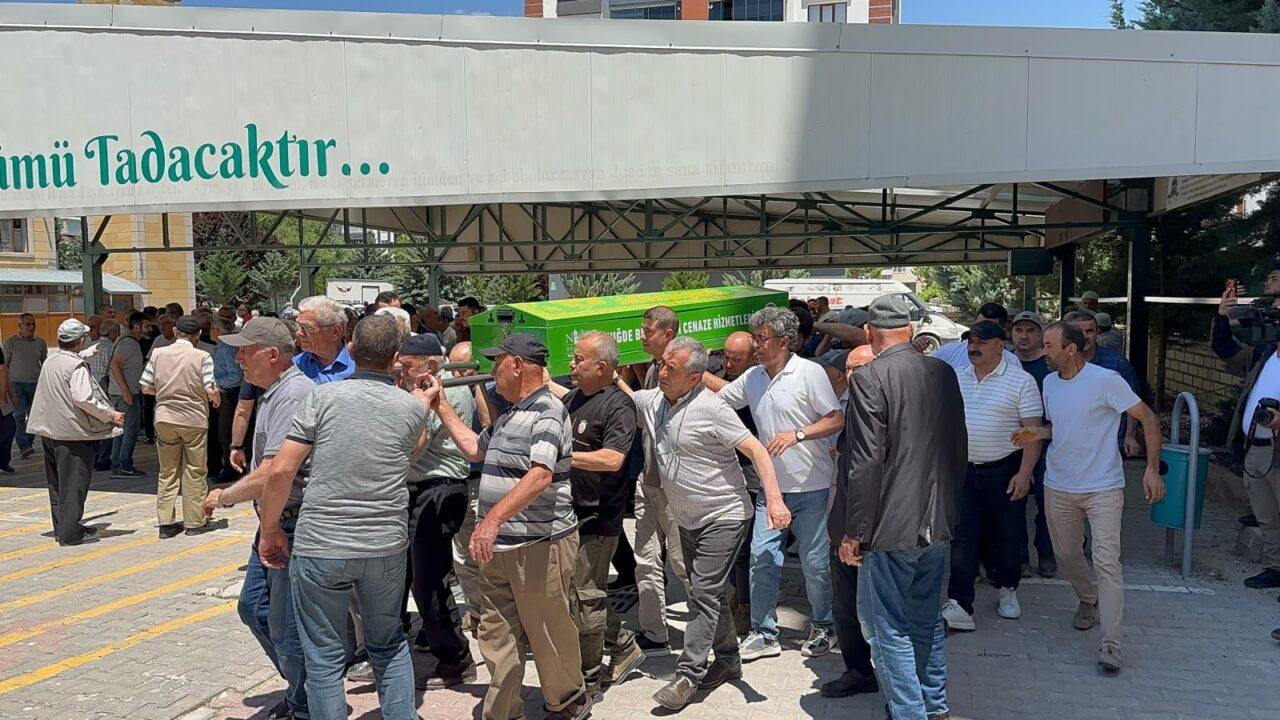 - İşçinin cenaze namazını, ağabeyi olan emekli imam kıldırdı
