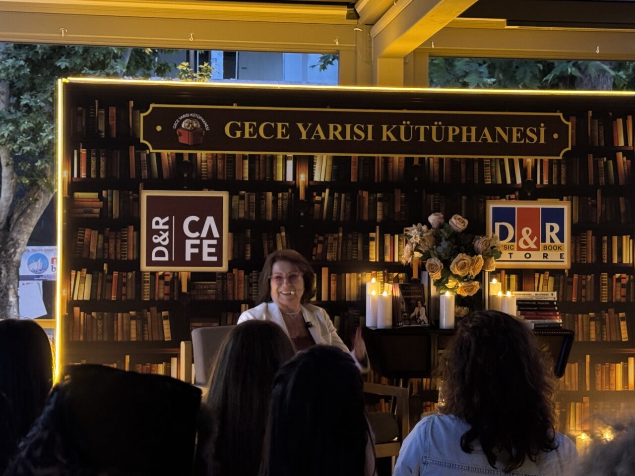 İSTANBUL (AA) – Psikiyatrist ve yazar Gülseren Budayıcıoğlu, D&R'ın "Gece