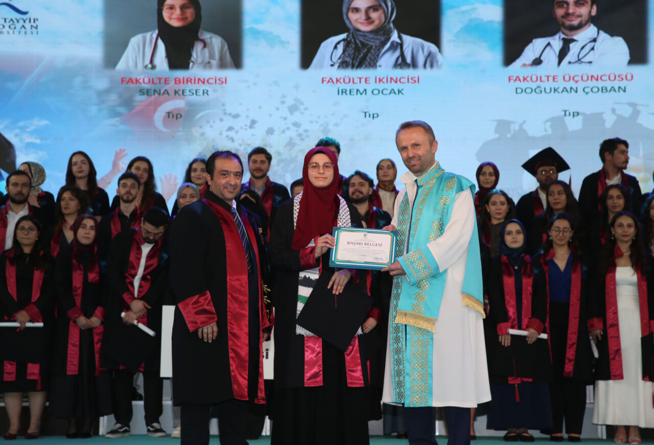 RİZE (AA) – Recep Tayyip Erdoğan Üniversitesi'nde 2025-2026 dönemi mezuniyet