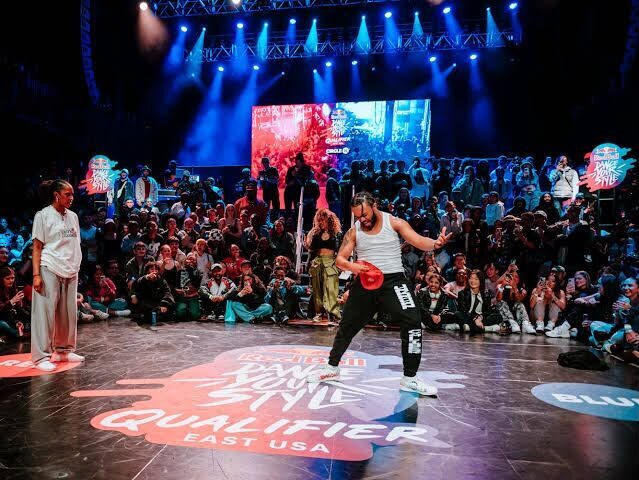 ANTALYA (AA) – Sokak dansı disiplinlerinin sahneye taşındığı "Red Bull