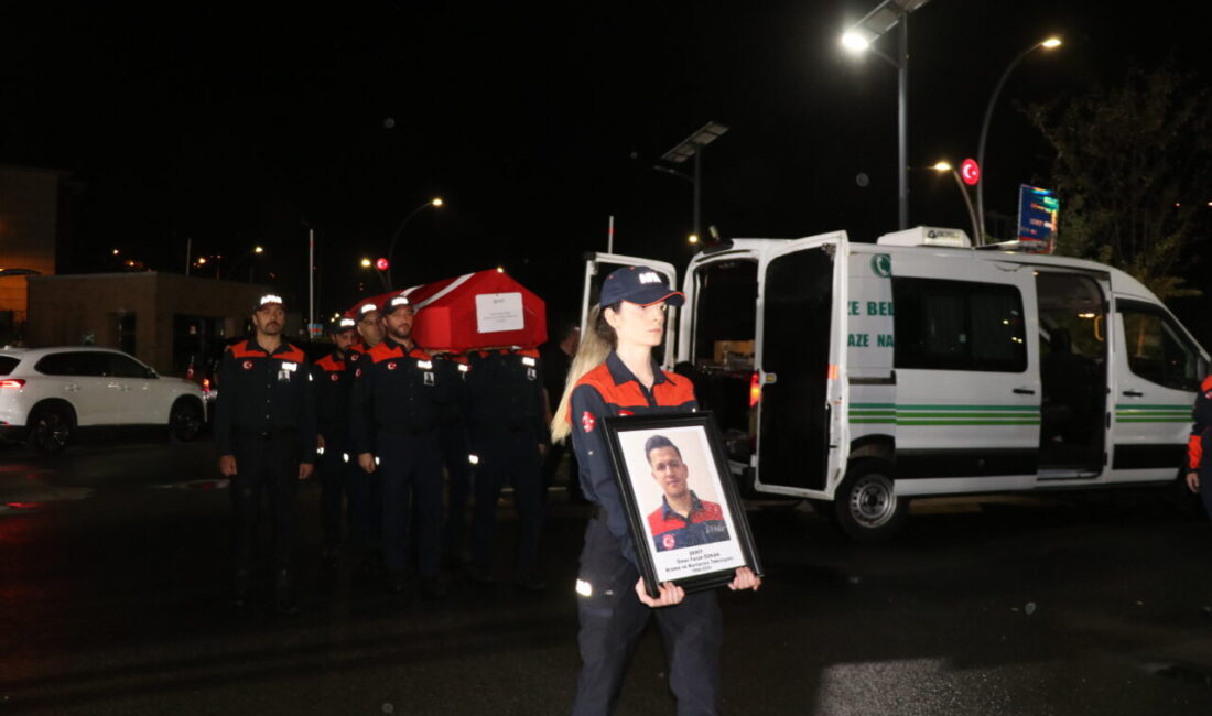 RİZE (AA) – Rize'nin Çamlıhemşin ilçesindeki Fırtına Deresi'nde botun devrilmesi