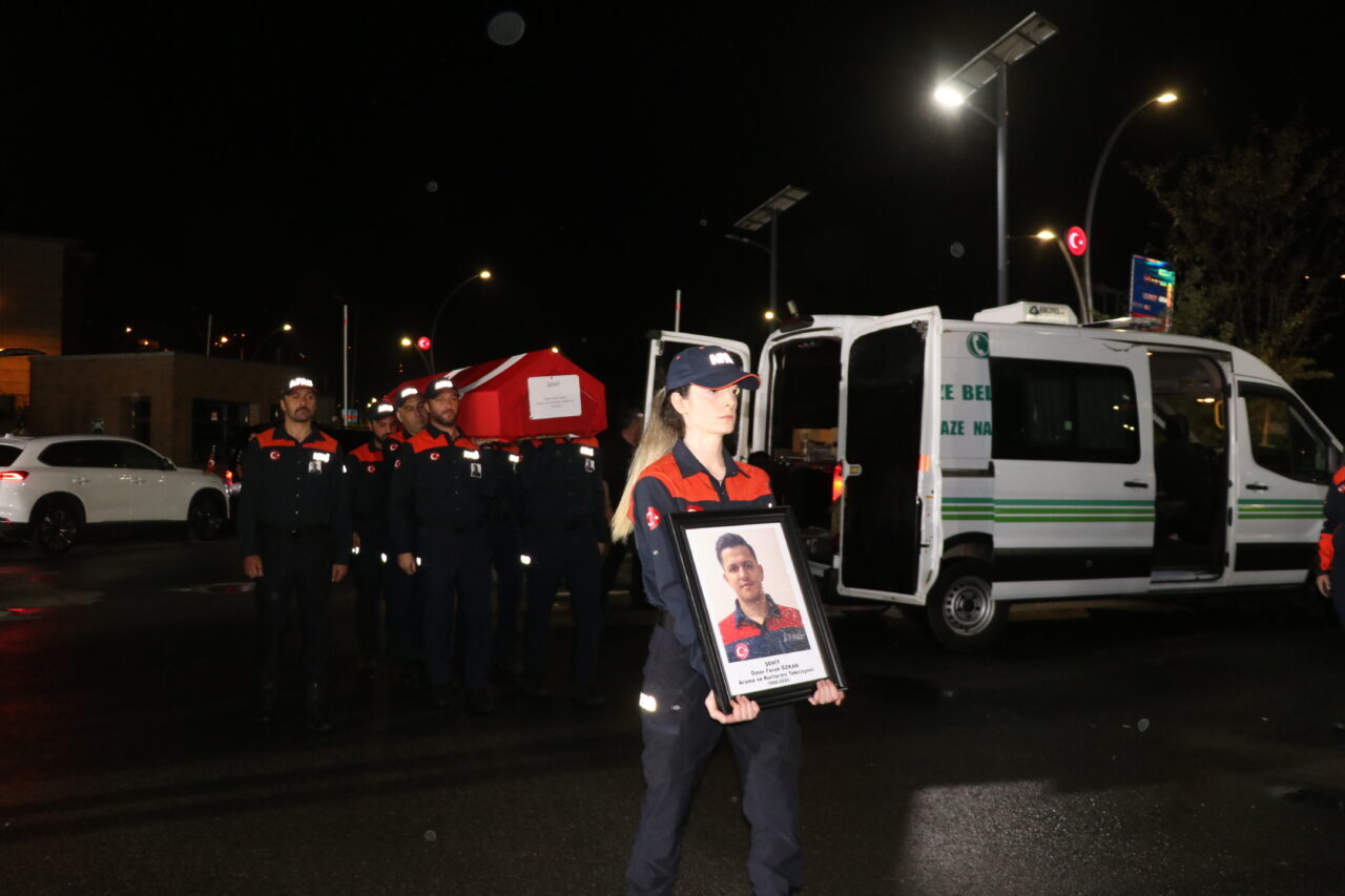RİZE (AA) – Rize'nin Çamlıhemşin ilçesindeki Fırtına Deresi'nde botun devrilmesi