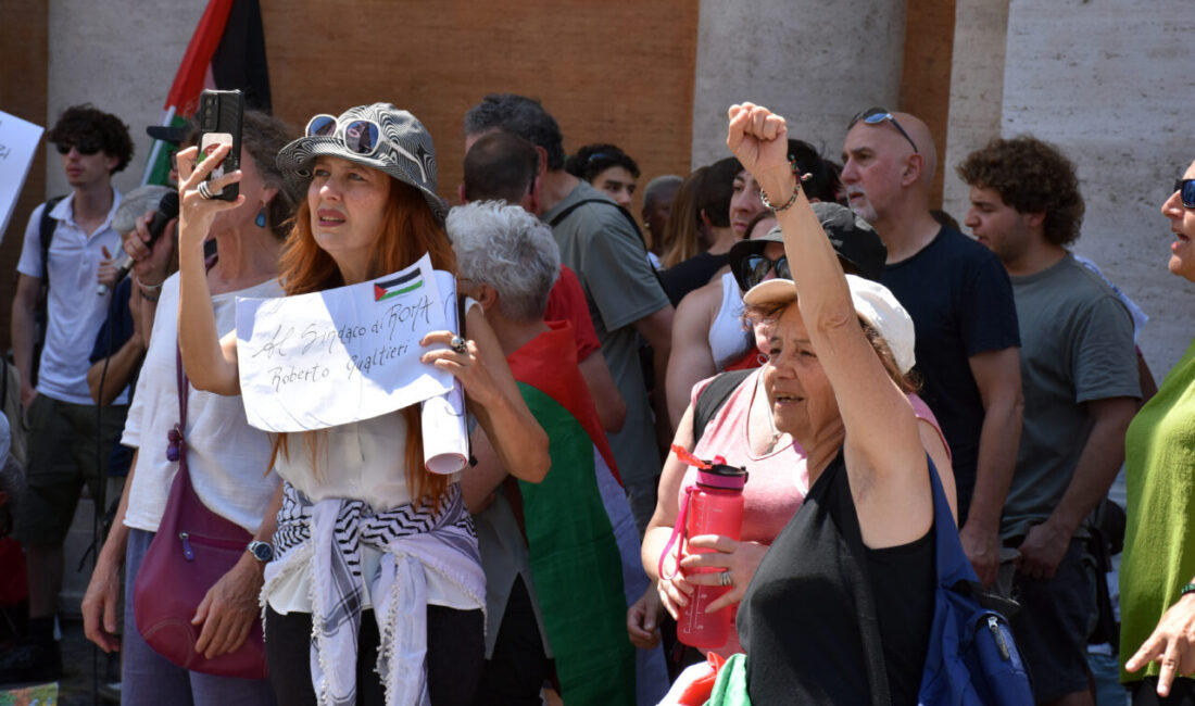 ROMA (AA) – İtalya'nın başkenti Roma'da Filistin destekçileri, "Roma Belediyesinin