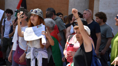ROMA (AA) – İtalya'nın başkenti Roma'da Filistin destekçileri, "Roma Belediyesinin