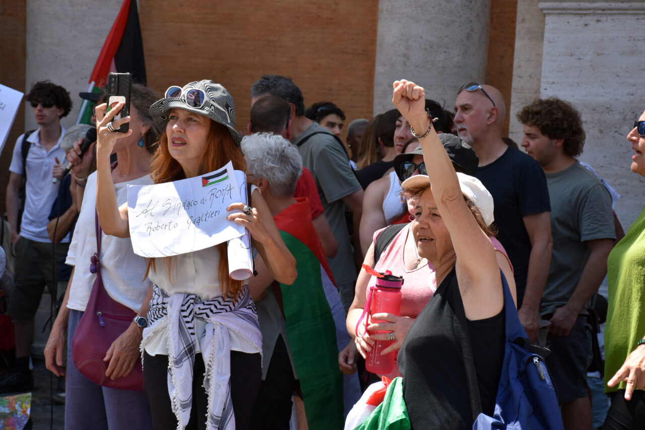 ROMA (AA) – İtalya'nın başkenti Roma'da Filistin destekçileri, "Roma Belediyesinin