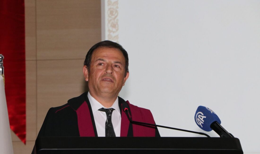 - Erzurum Valisi Aydın Baruş:
- "Erzurum Tıp Fakültesinin ilk mezunlarını