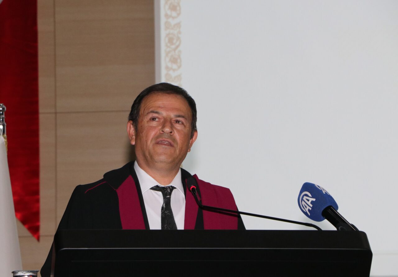- Erzurum Valisi Aydın Baruş:
- "Erzurum Tıp Fakültesinin ilk mezunlarını