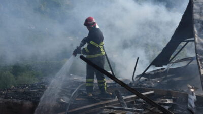 SAKARYA (AA) – Sakarya'nın Hendek ilçesinde 2 katlı ev yandı.