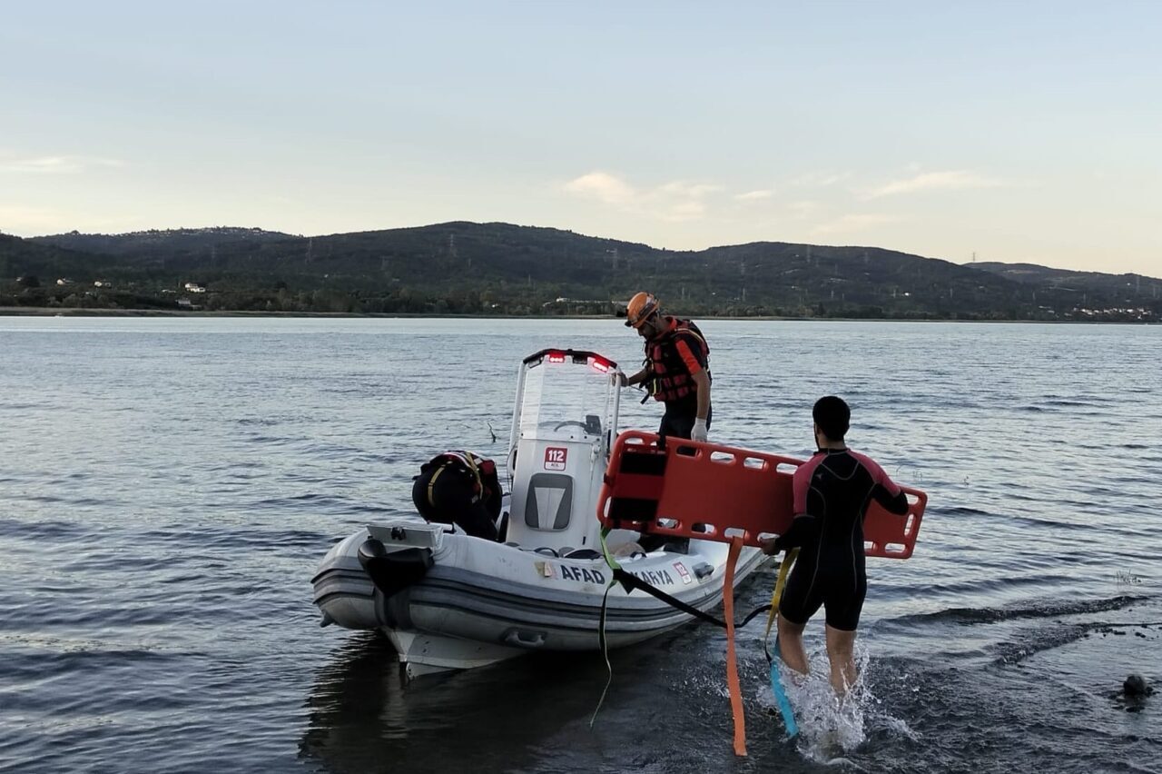 SAKARYA (AA) – Sakarya'da şnorkel ve deniz gözlüğüyle Sapanca Gölü'ne