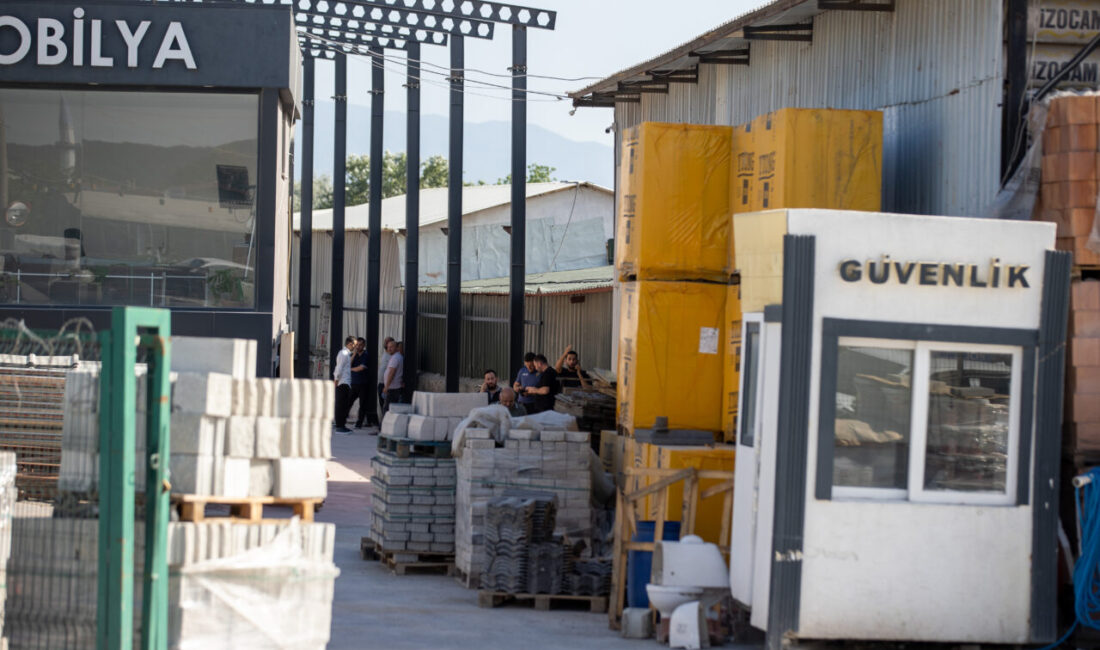 SAKARYA (AA) – Sakarya'nın Adapazarı ilçesinde bir iş yerinin asansörünün