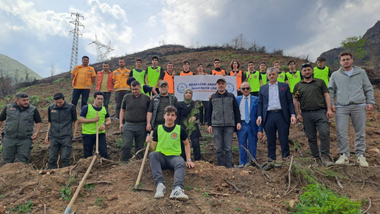 - Adapazarı Anadolu İmam Hatip Lisesi, eğitim öğretim yılı boyunca