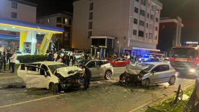 SAMSUN (AA) – Samsun’un Atakum ilçesinde, 3 aracın karıştığı trafik