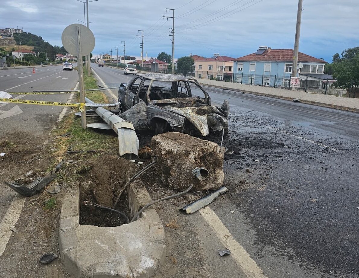 SAMSUN (AA) – Samsun'un 19 Mayıs ilçesinde aydınlatma direğine çarpan