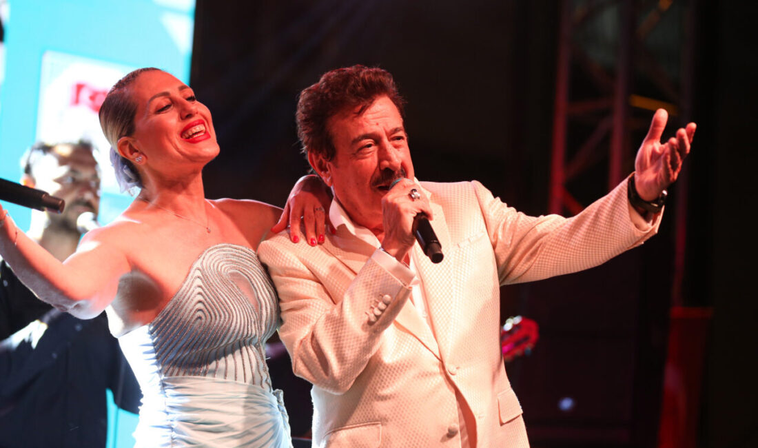 ADANA (AA) – Sanatçı Ahmet Selçuk İlkan, Adana'da "50. Sanat