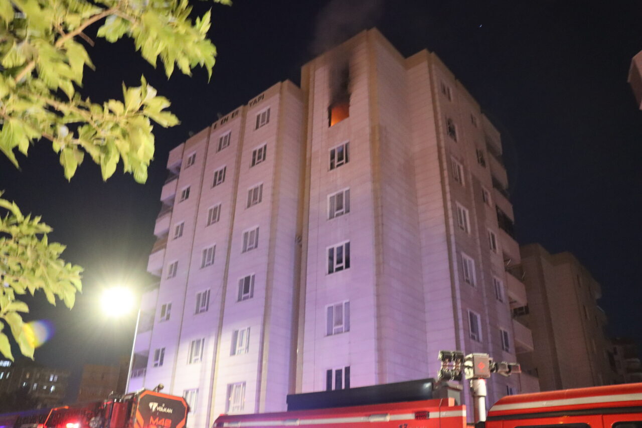ŞANLIURFA (AA) – Şanlıurfa'nın merkez Karaköprü ilçesinde bir apartmanın 8.