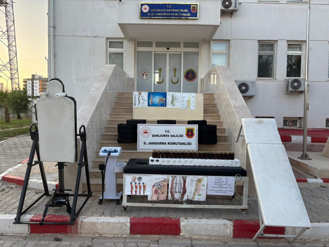 ŞANLIURFA (AA) – Şanlıurfa'nın Akçakale ilçesinde ruhsatsız tedavi merkezine yapılan