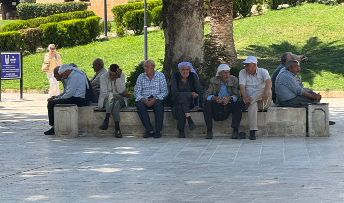 ŞANLIURFA (AA) – Şanlıurfa'da sıcak hava hayatı olumsuz etkiliyor. Termometrelerin