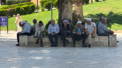 ŞANLIURFA (AA) – Şanlıurfa'da sıcak hava hayatı olumsuz etkiliyor. Termometrelerin