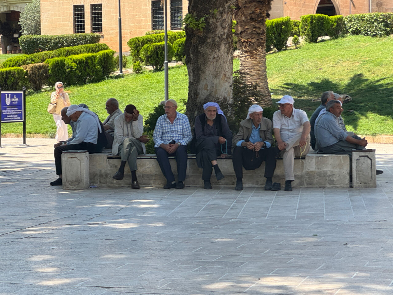 ŞANLIURFA (AA) – Şanlıurfa'da sıcak hava hayatı olumsuz etkiliyor. Termometrelerin