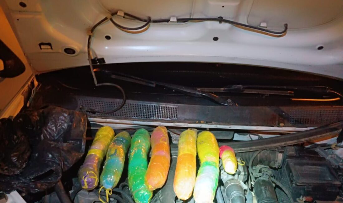 ŞANLIURFA (AA) – Şanlıurfa'nın Siverek ilçesinde otomobilin motor bölümüne gizlenmiş