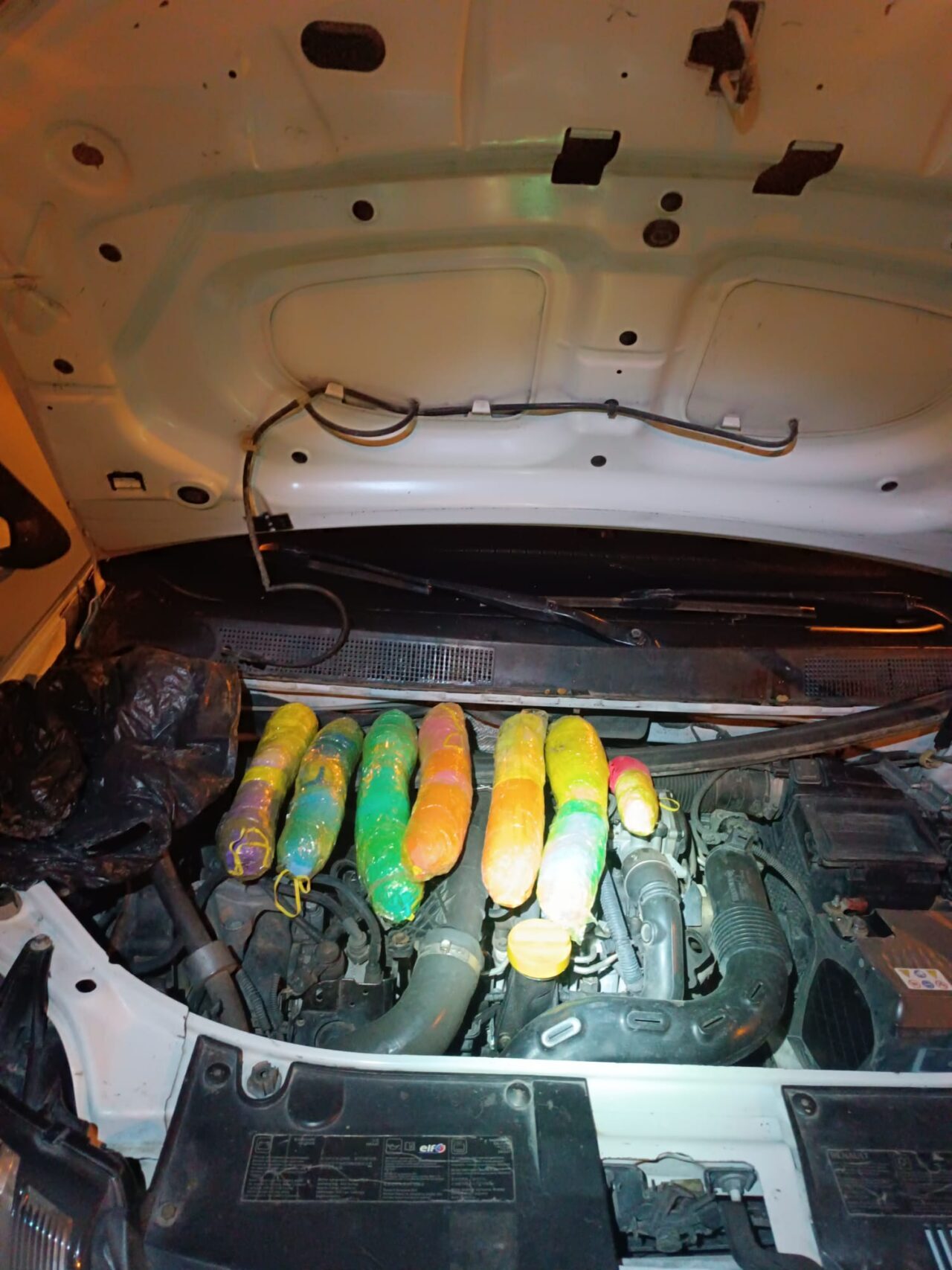 ŞANLIURFA (AA) – Şanlıurfa'nın Siverek ilçesinde otomobilin motor bölümüne gizlenmiş