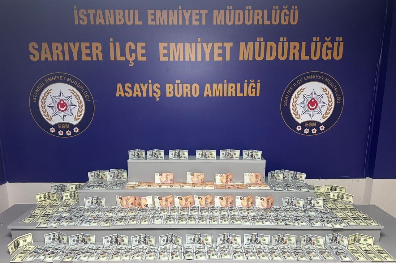 İSTANBUL (AA) – Sarıyer'de, bir alışveriş merkezinde bulunan bankada sahte