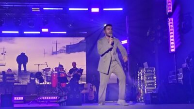 ANTALYA (AA) – Şarkıcı Mustafa Ceceli, Antalya'nın Manavgat ilçesinde verdiği
