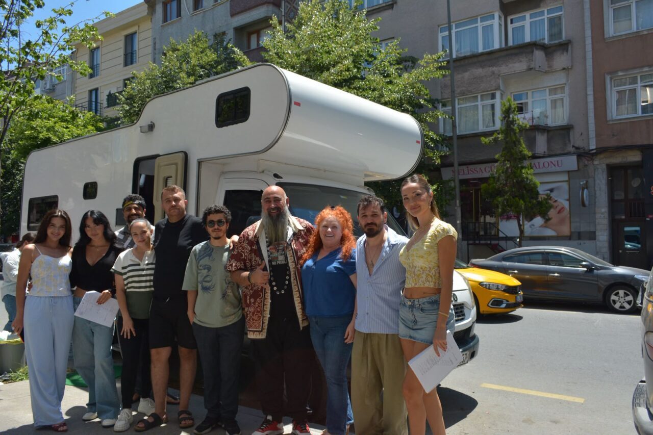 İSTANBUL (AA) – Absürt mizah anlayışını mahalle kültürüyle buluşturmayı hedefleyen