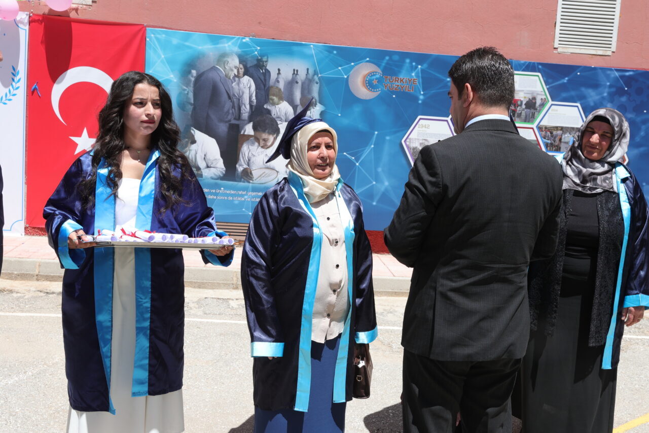 HAKKARİ (AA) – Hakkari'de yaşayan 51 yaşındaki Hamide Korkmaz, 4