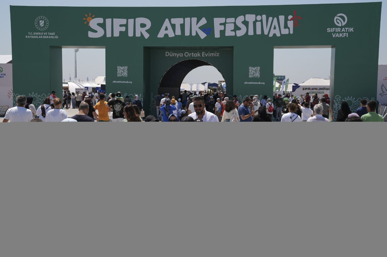 - Milli Eğitim Bakanlığının etkinlik alanında kardeşleriyle eğitim atölyesine katılan