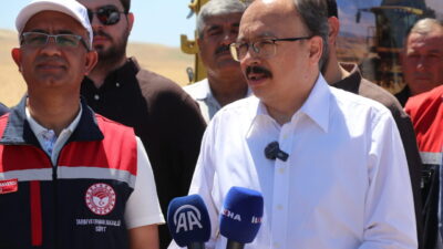 SİİRT (AA) – Siirt'te buğday hasat şenliği gerçekleştirildi. Vali Kemal
