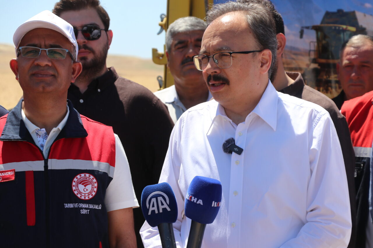 SİİRT (AA) – Siirt'te buğday hasat şenliği gerçekleştirildi. Vali Kemal