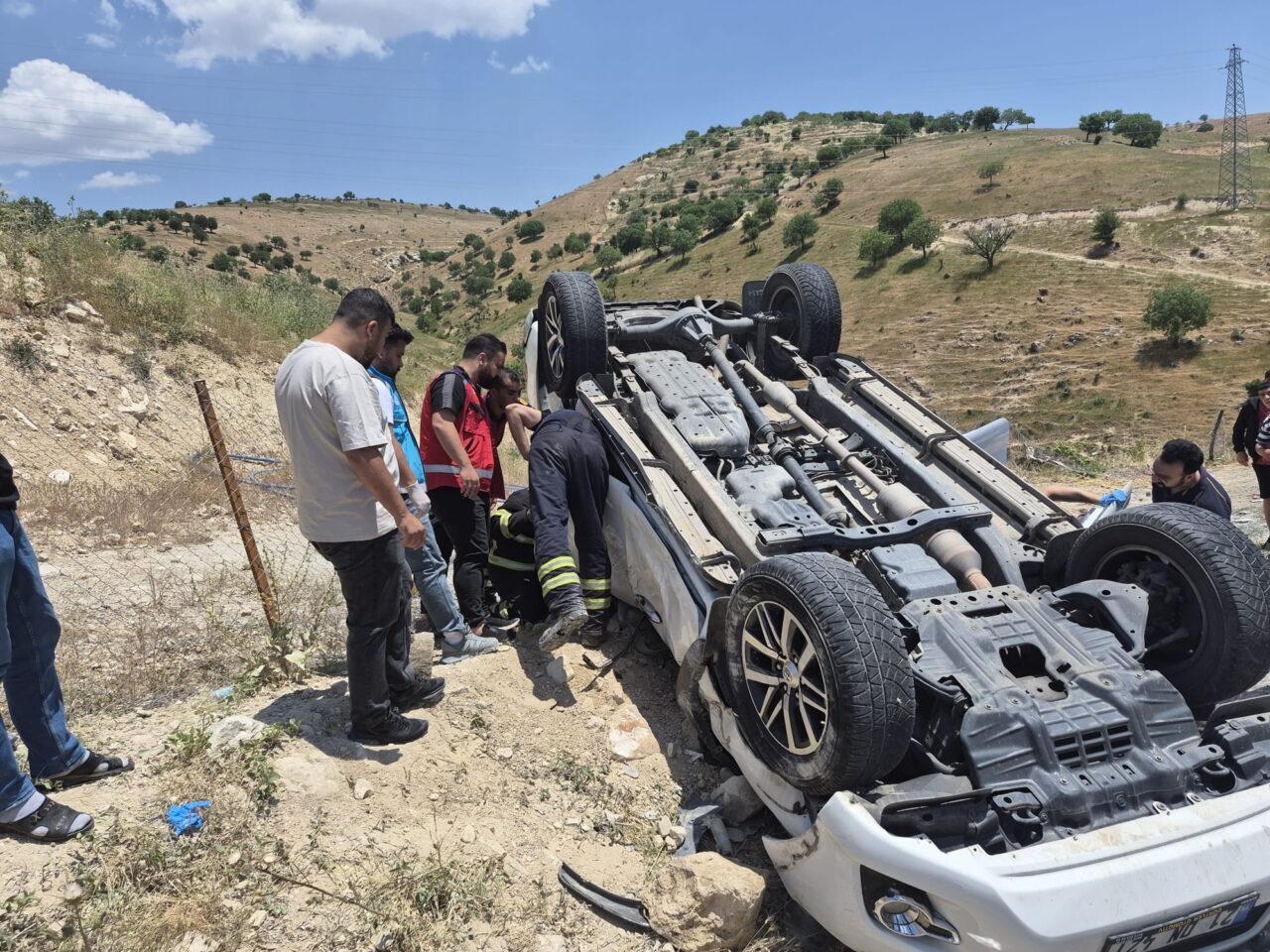 SİİRT (AA) – Siirt'te devrilen pikapta sıkışan sürücü ekipler tarafından