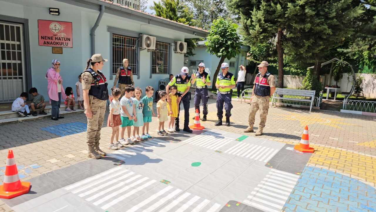 SİİRT (AA) – Siirt'te jandarmanın eğitimli köpekleri, anaokulu öğrencileri için