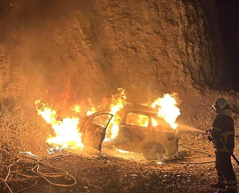 SİİRT (AA) – Siirt'te seyir halindeki otomobilde çıkan yangın, itfaiye