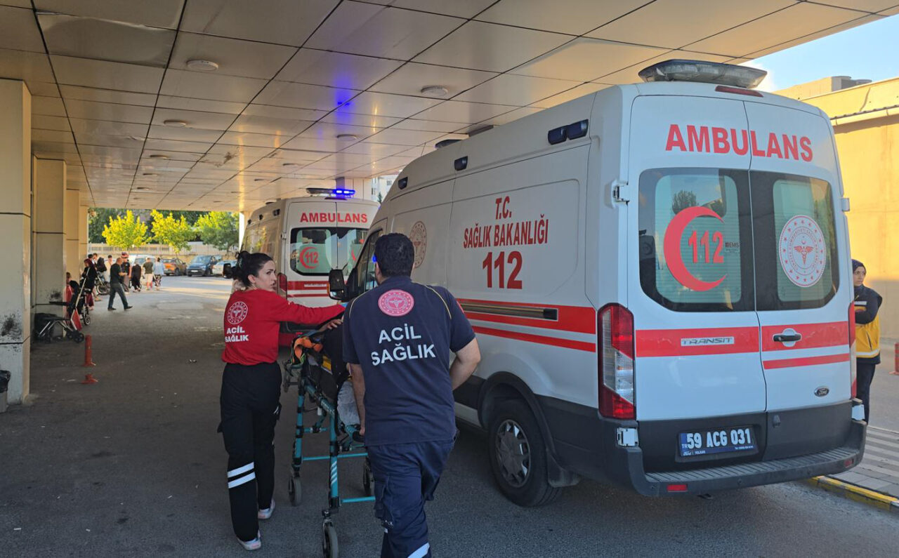 İSTANBUL (AA) – Silivri'de yol kenarındaki otluk alana devrilen yolcu