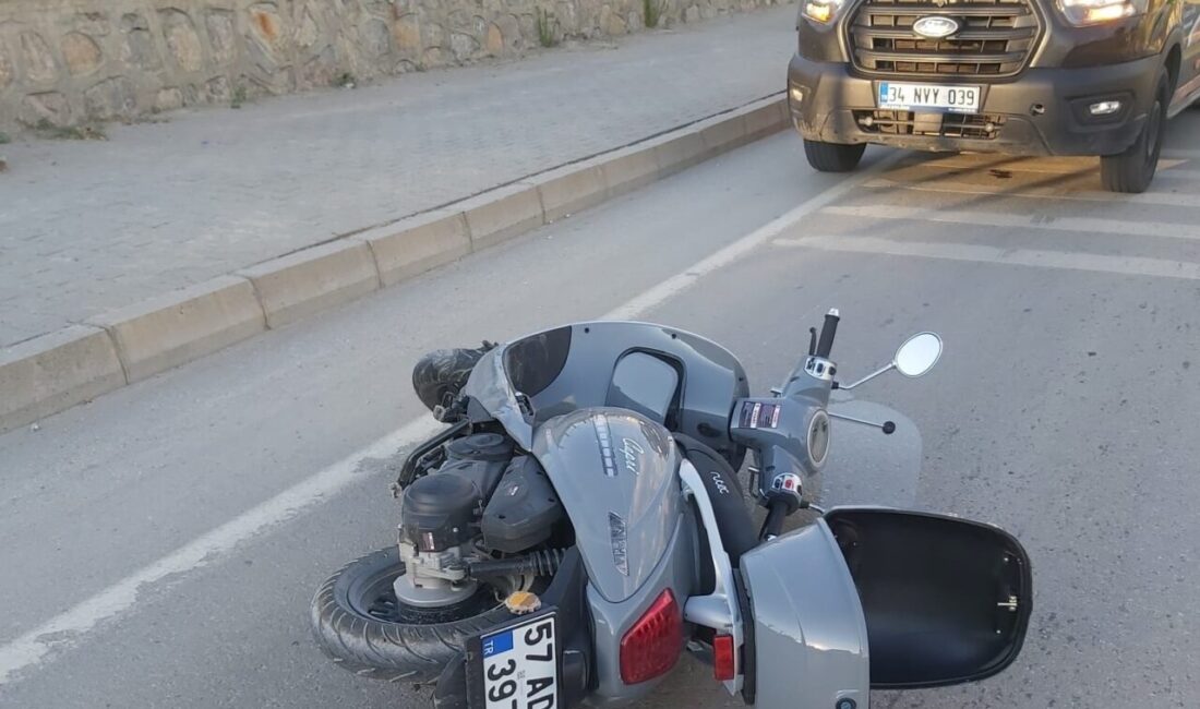 SİNOP (AA) – Sinop'un Boyabat ilçesinde kaldırıma çarparak devrilen motosikletin