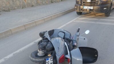 SİNOP (AA) – Sinop'un Boyabat ilçesinde kaldırıma çarparak devrilen motosikletin